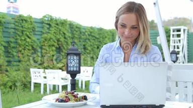 女商人在咖啡馆做笔记本电脑